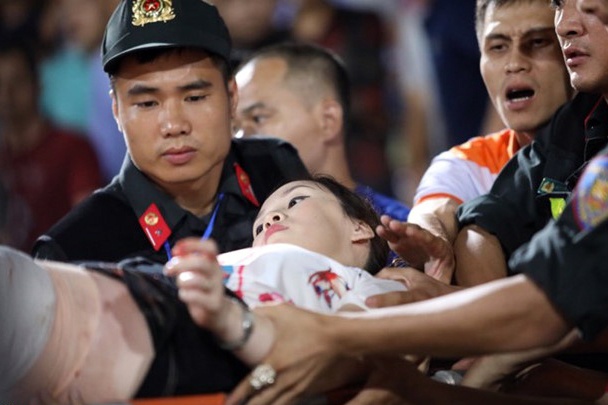 Bắn pháo sáng trên sân Hàng Đẫy ảnh 1 Ban phao sang tren san Hang Day anh 1