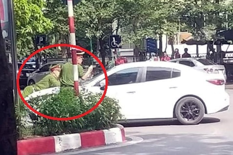 Tai xe hat canh sat len nap capo bi khoi to hinh anh