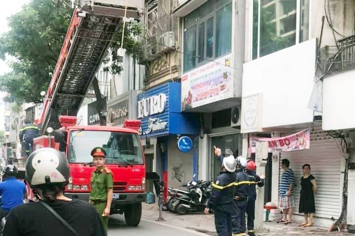 Canh sat giang luoi vay bat bi can giet nguoi tron tren noc nha hinh anh