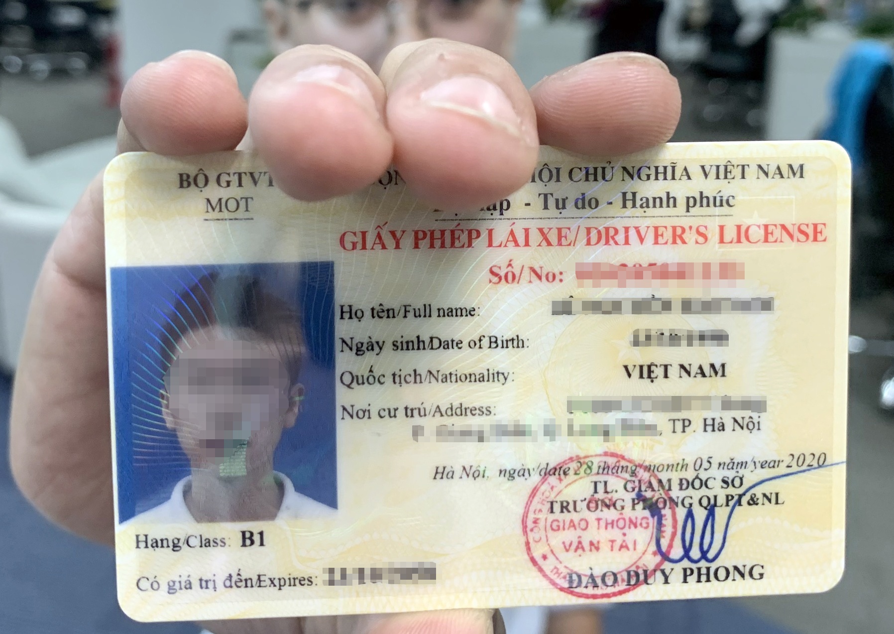 Dung smartphone tra cuu vi pham cua tai xe tren bang lai moi hinh anh