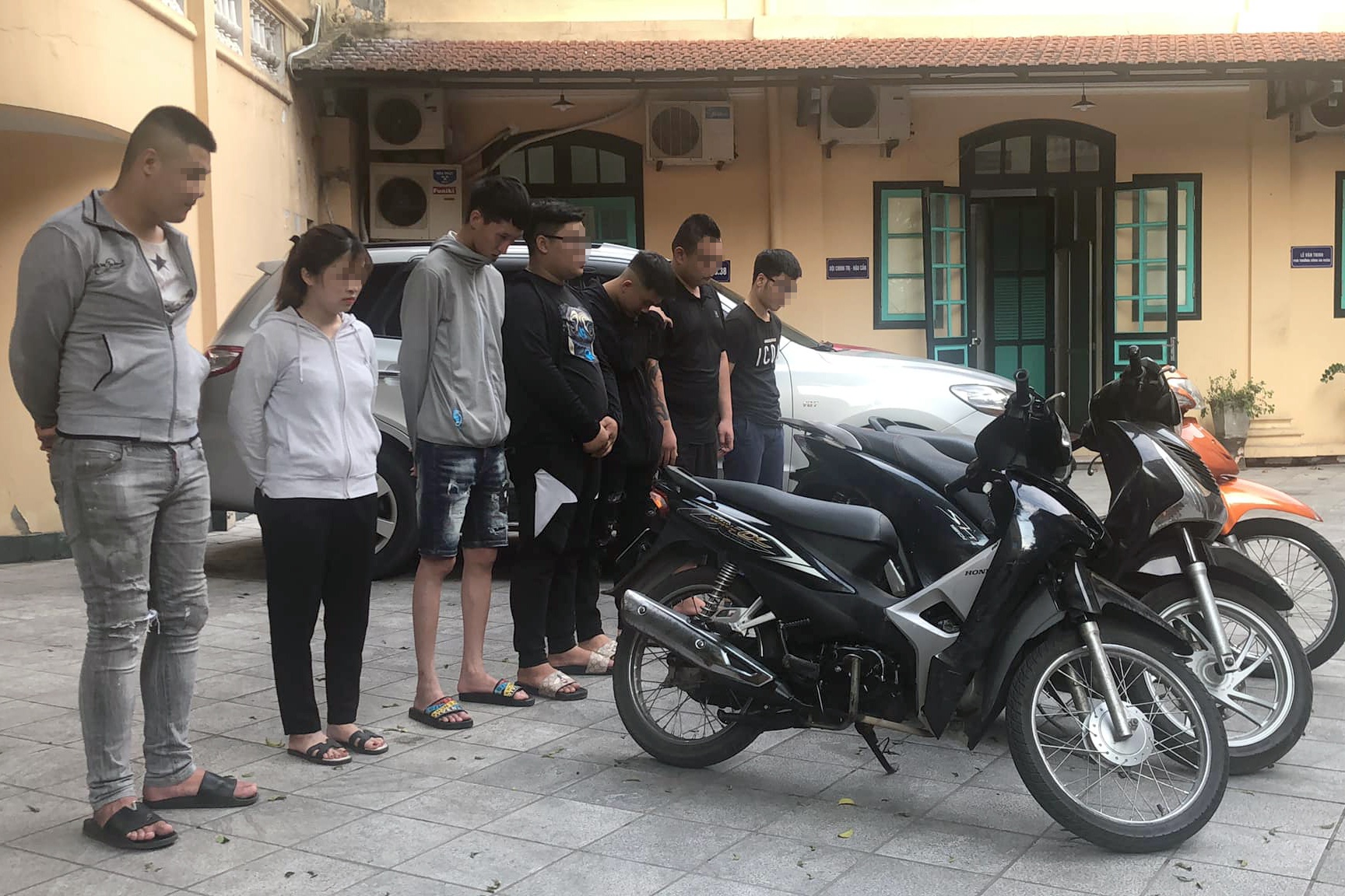 Dua xe quanh ho Hoan Kiem anh 1