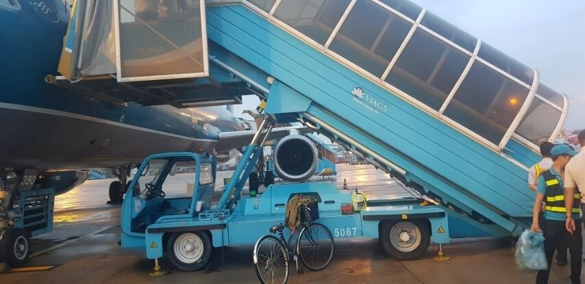 Nu khach Vietnam Airlines tu vong sau khi nga tren xe thang may bay hinh anh