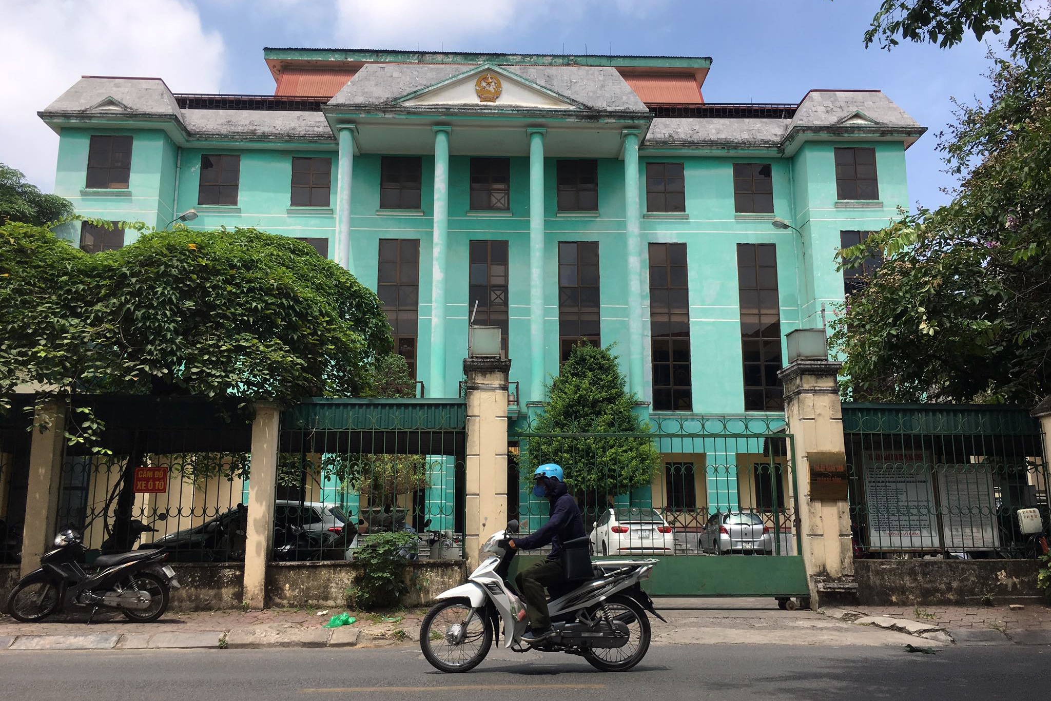 Bi cao bo tron khoi toa an anh 1