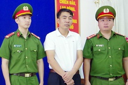 Bat hieu pho truong y lam gia giay kham suc khoe hinh anh