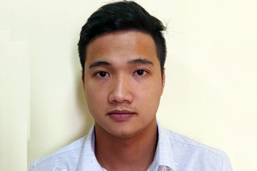 Be gai bi dam o khi cho nguoi la di mua xang hinh anh