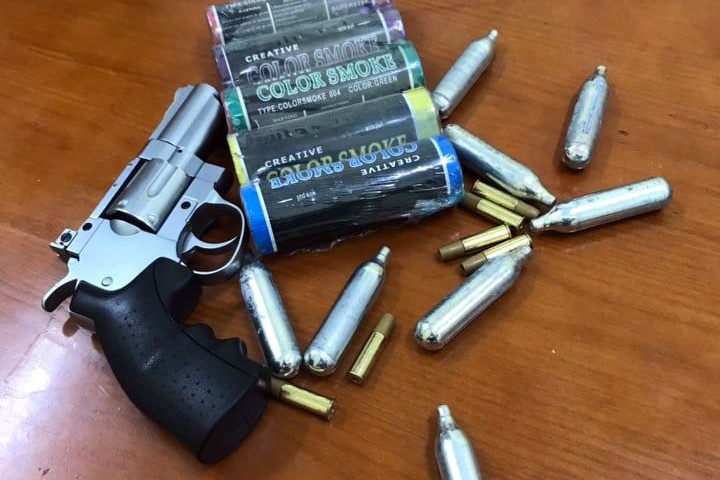 Tai xe Mercedes mang sung anh 1