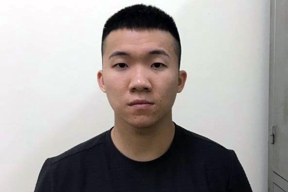 Sung ngan giau trong cop xe Mercedes cua tai xe 9X hinh anh