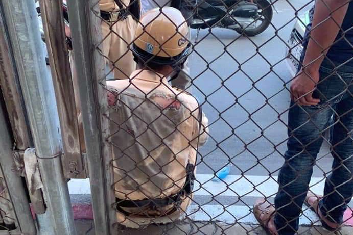 Tai xe oto keo le trung uy CSGT bi khoi to hinh anh