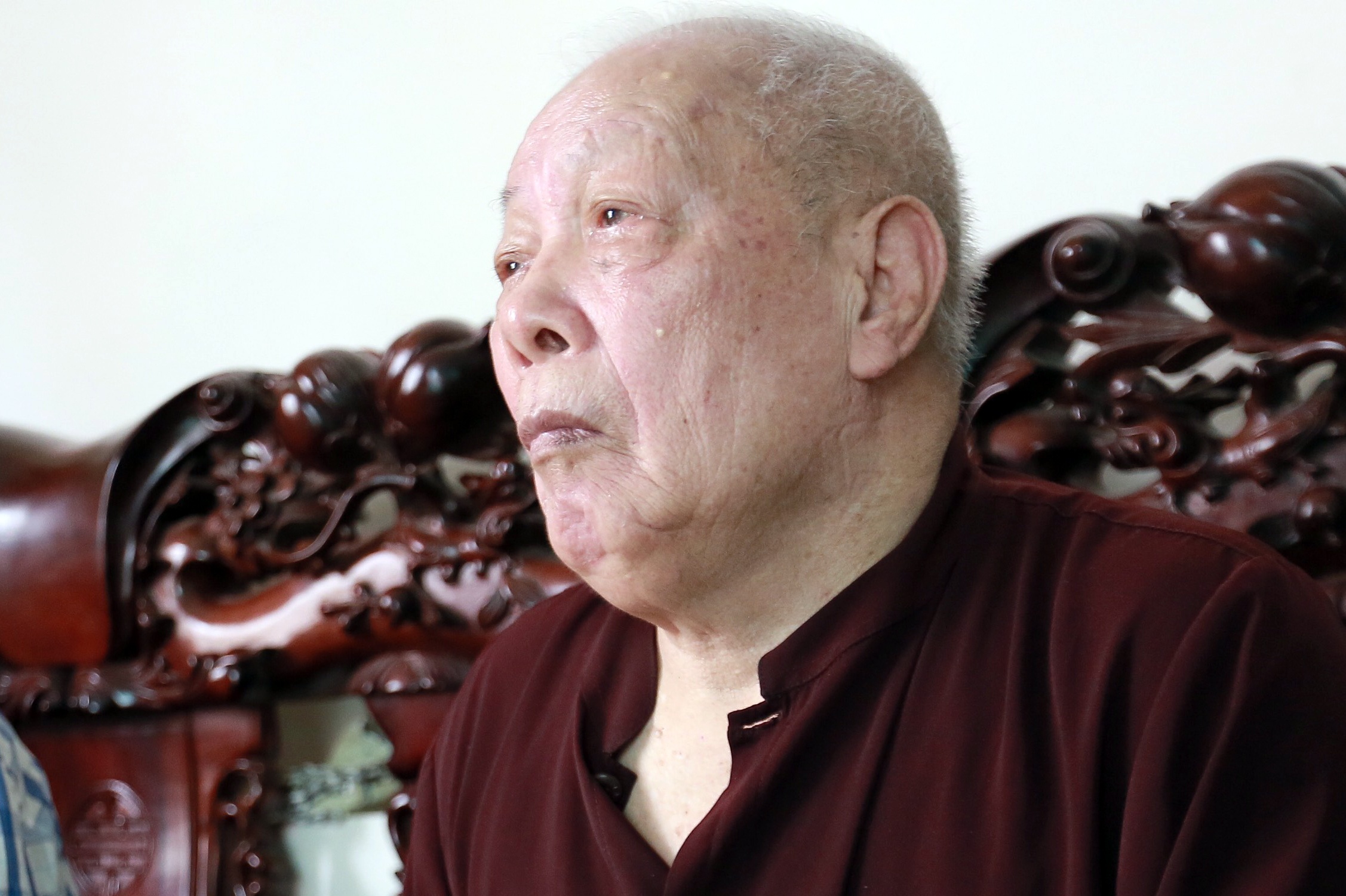 Con dau khai tu bo me chong dang song de ban nha dat hinh anh