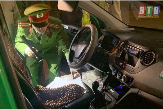 Chan oto cho 54 banh heroin tren cao toc Ha Noi - Hai Phong hinh anh