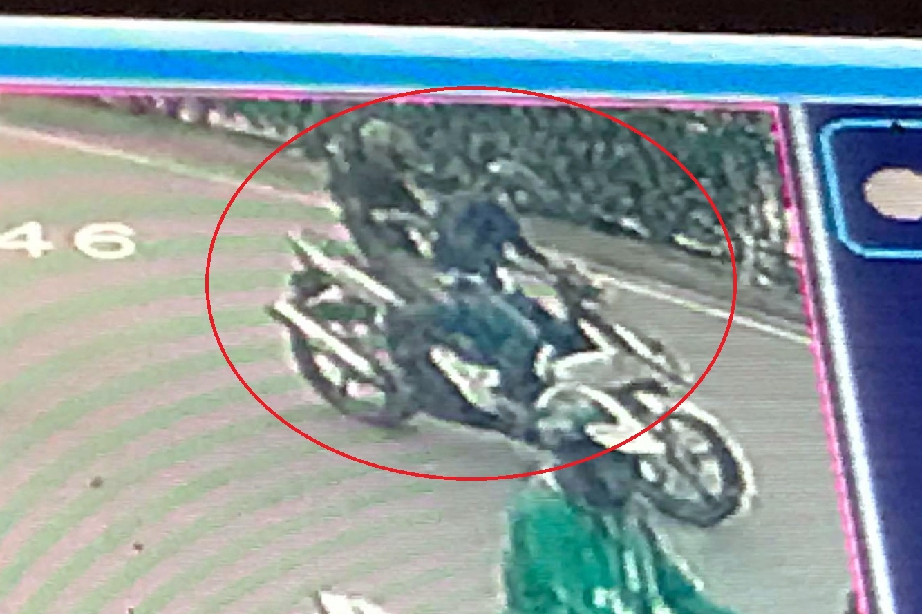 Nu shipper bi cuop iPhone anh 1