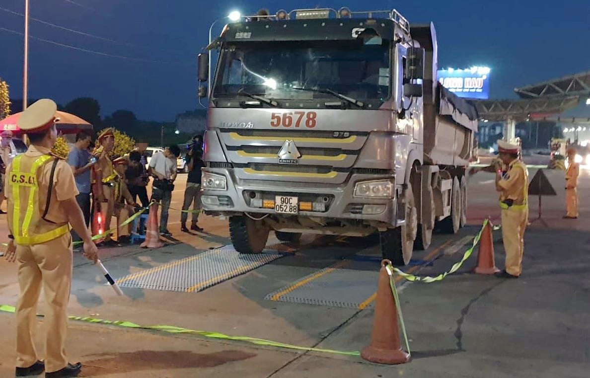 Thanh tra giao thong nhan hoi lo anh 1