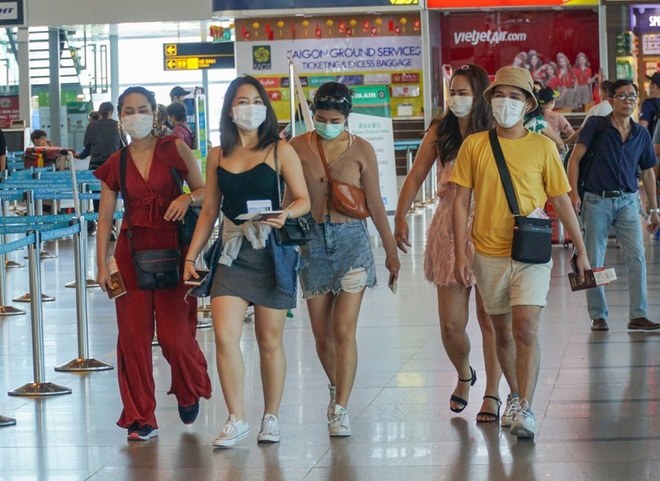 Dua nguoi Trung Quoc nhap canh trai phep anh 2