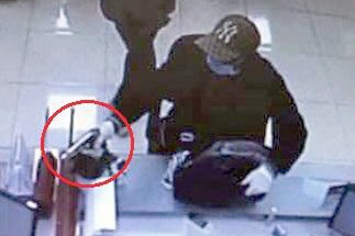 Vu cuop o chi nhanh BIDV: Hai nghi can no sung lay 900 trieu hinh anh