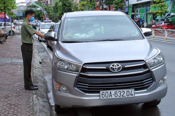 Chan 2 oto cho 10 nguoi Trung Quoc nhap canh trai phep hinh anh