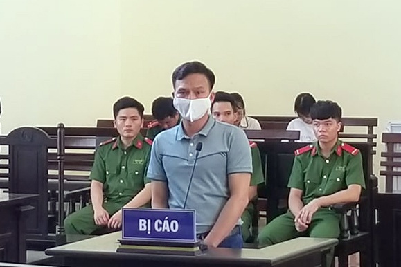 Chanh van phong TAND huyen tron truy na anh 1