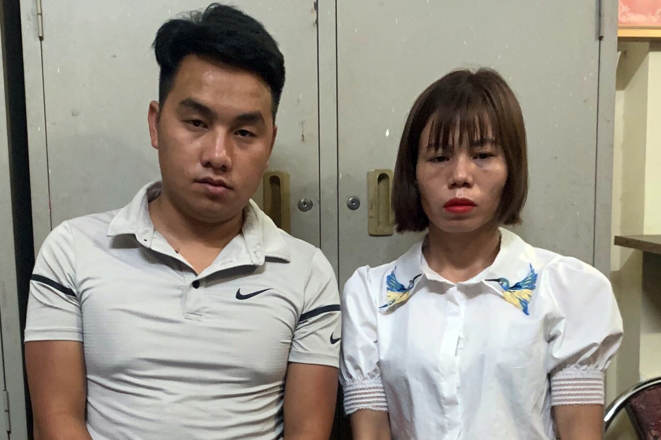 Dot kich ben xe bat doi nam nu van chuyen 32 banh heroin hinh anh