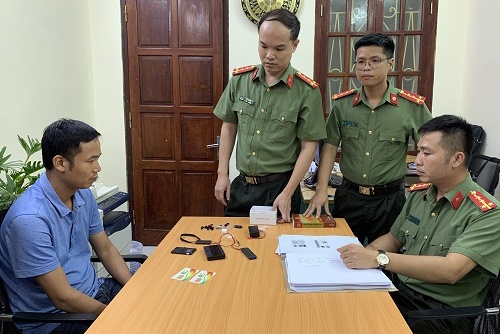 Canh sat cong nghe cao bat ke mua ban thiet bi gian lan thi cu hinh anh