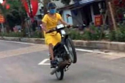 Bi phat 4 trieu sau khi khoe anh boc dau xe may hinh anh
