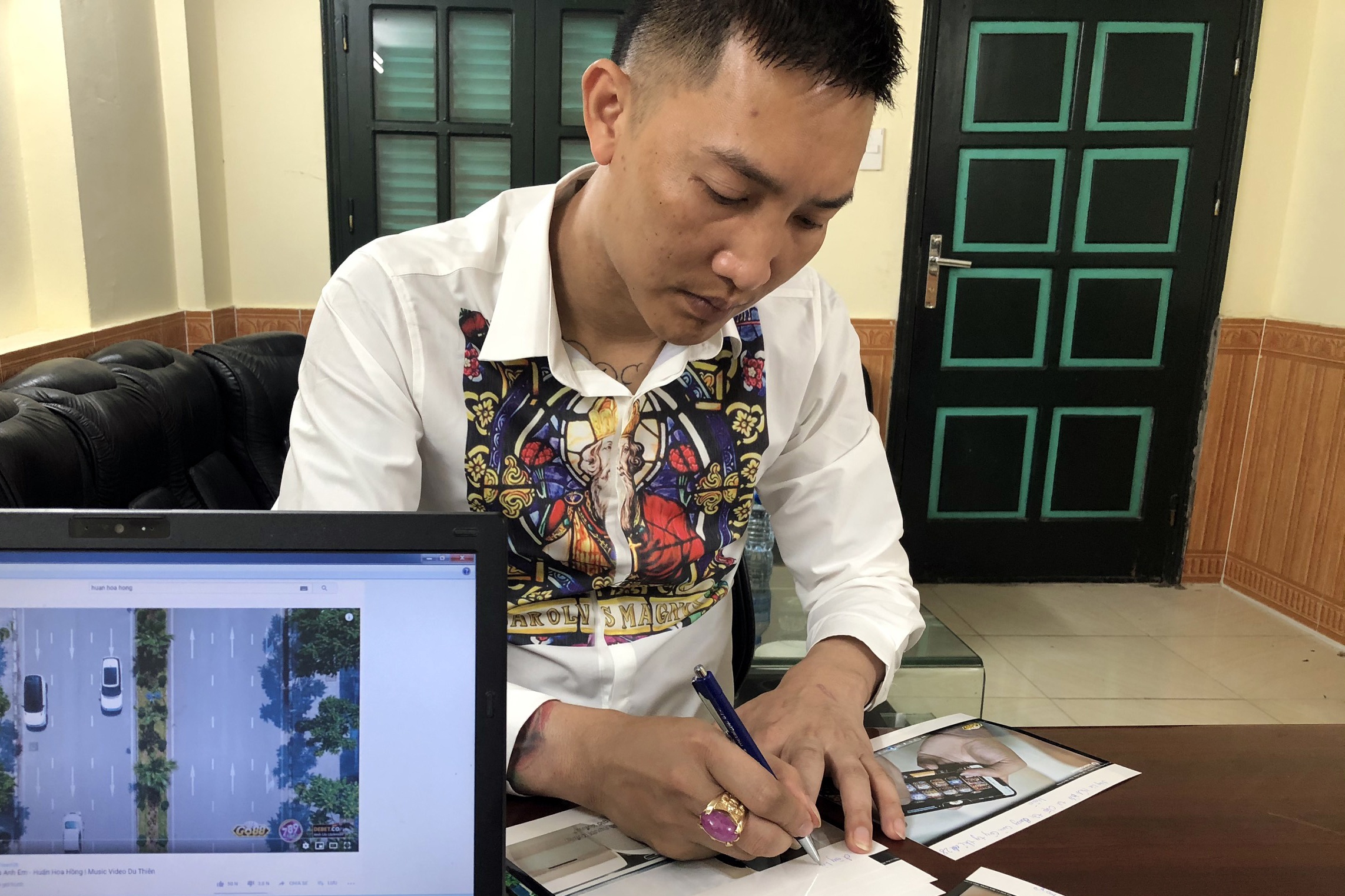 Huan 'Hoa Hong' bi phat vi boi nho cong chuc TP.HCM hinh anh