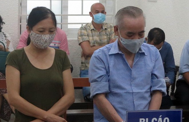 Hai vo chong cung ngoi tu hinh anh