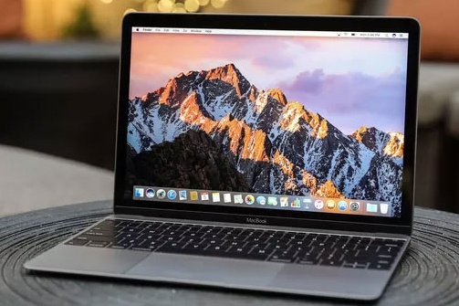 Nu y ta trom MacBook cua ban trai hinh anh