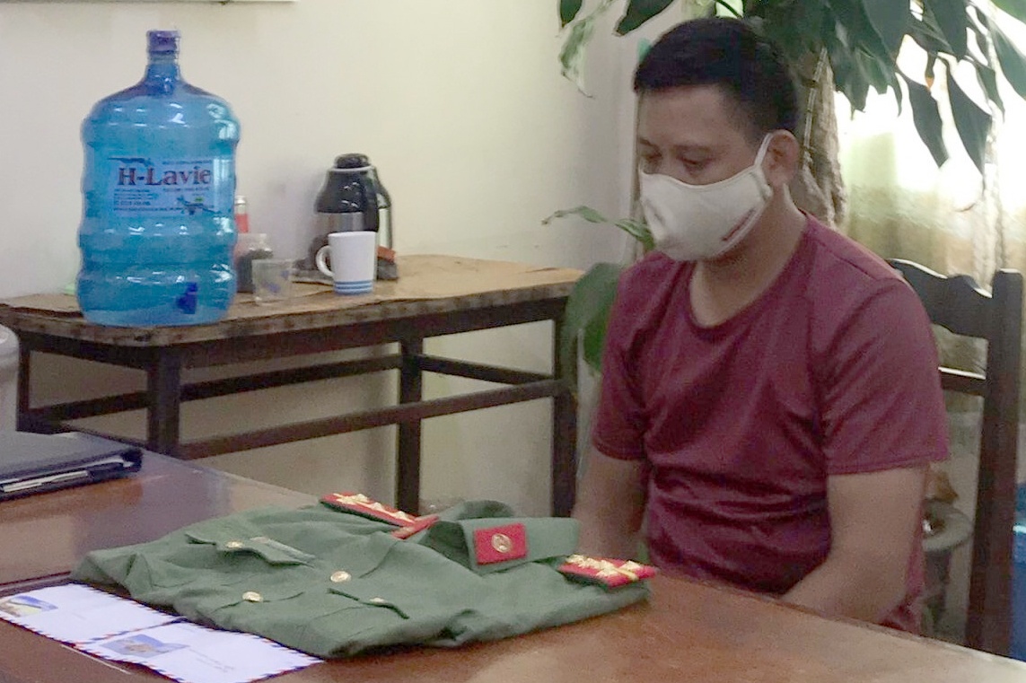 Gia danh cong an kiem tra nha nghi hinh anh