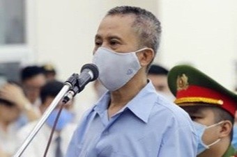 Le Dinh Cong va em trai nhan toi hinh anh