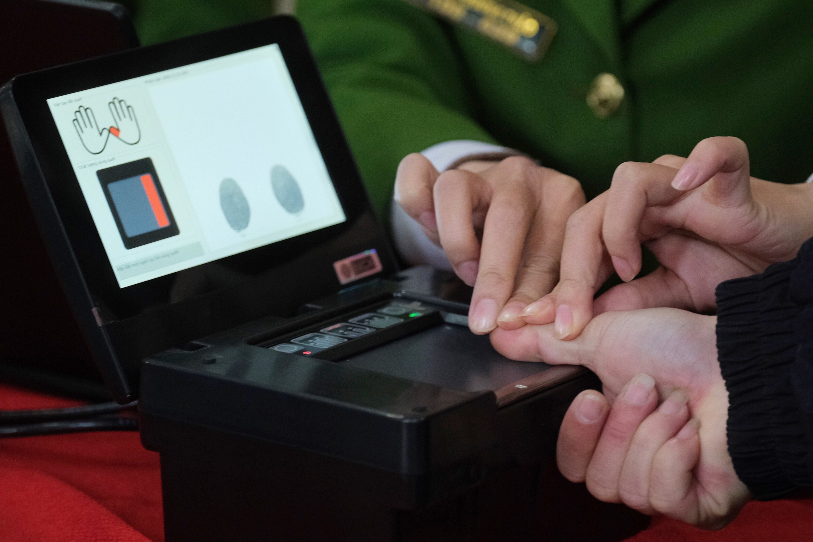 Cong an bat dau cap can cuoc cong dan gan chip hinh anh