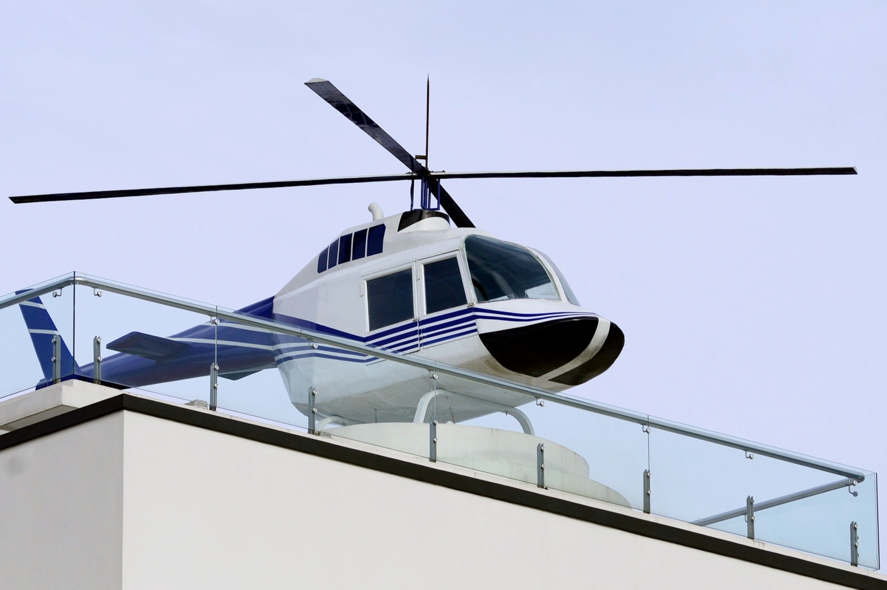 Trum ca do trung mo hinh truc thang tren noc nha hinh anh