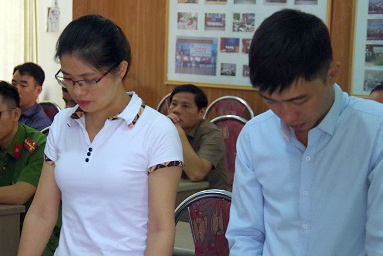 Bat 2 bac si lam gia giay kham suc khoe hinh anh