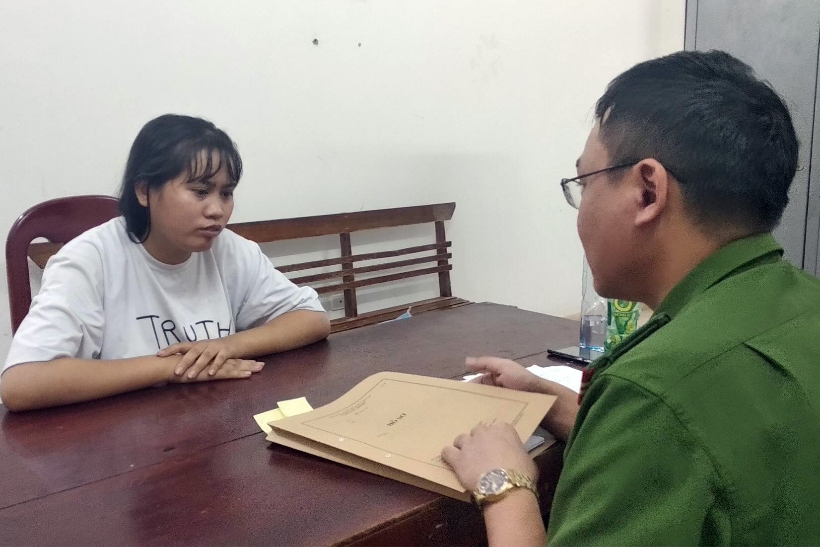 Co gai bung tiec cuoi anh 1