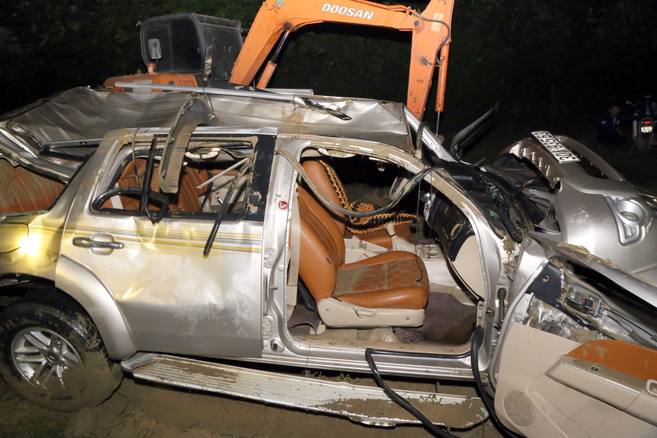 Vu oto lao xuong song khien 5 nguoi chet: Tai xe khong lam chu toc do hinh anh