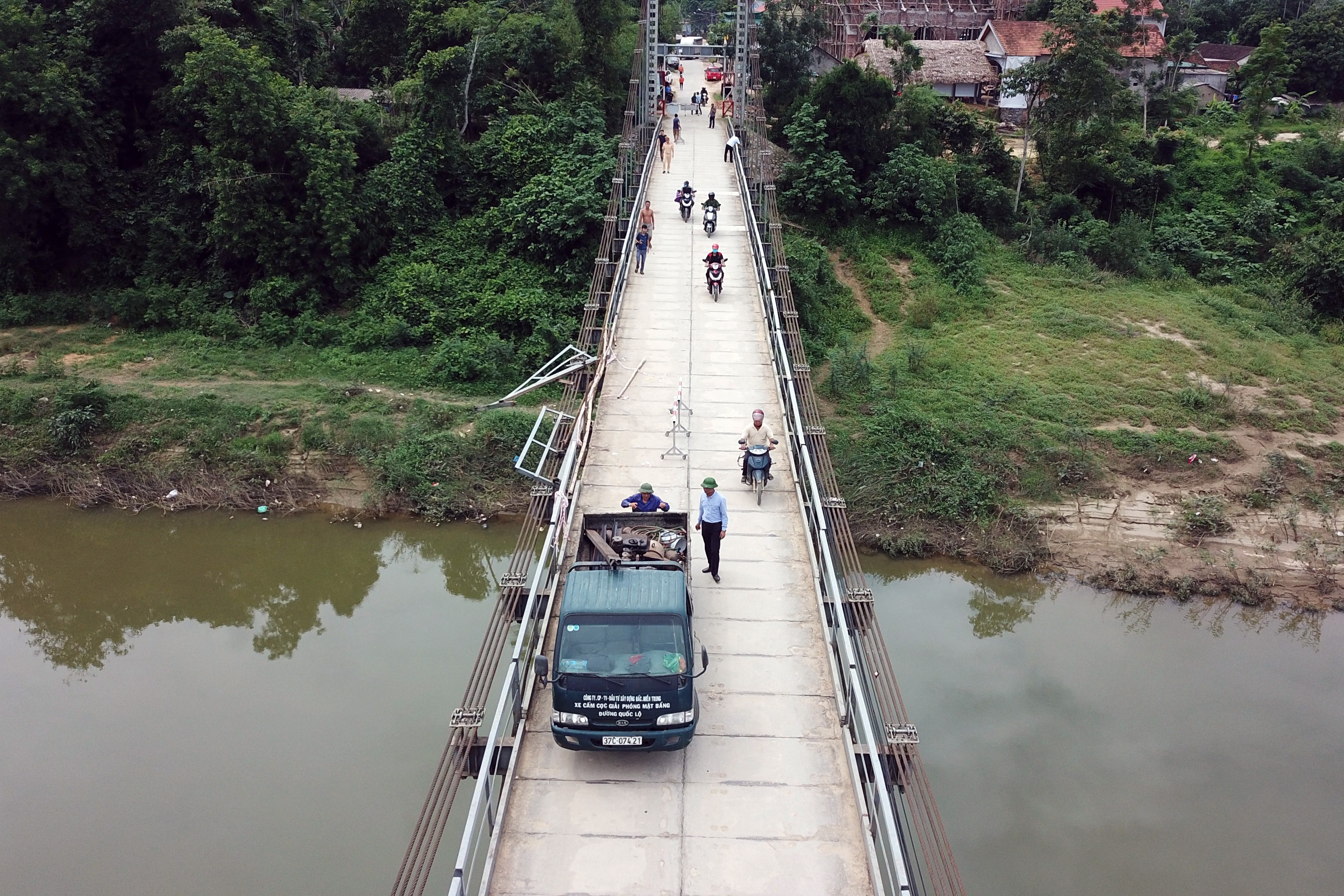 Oto lao xuong song anh 1