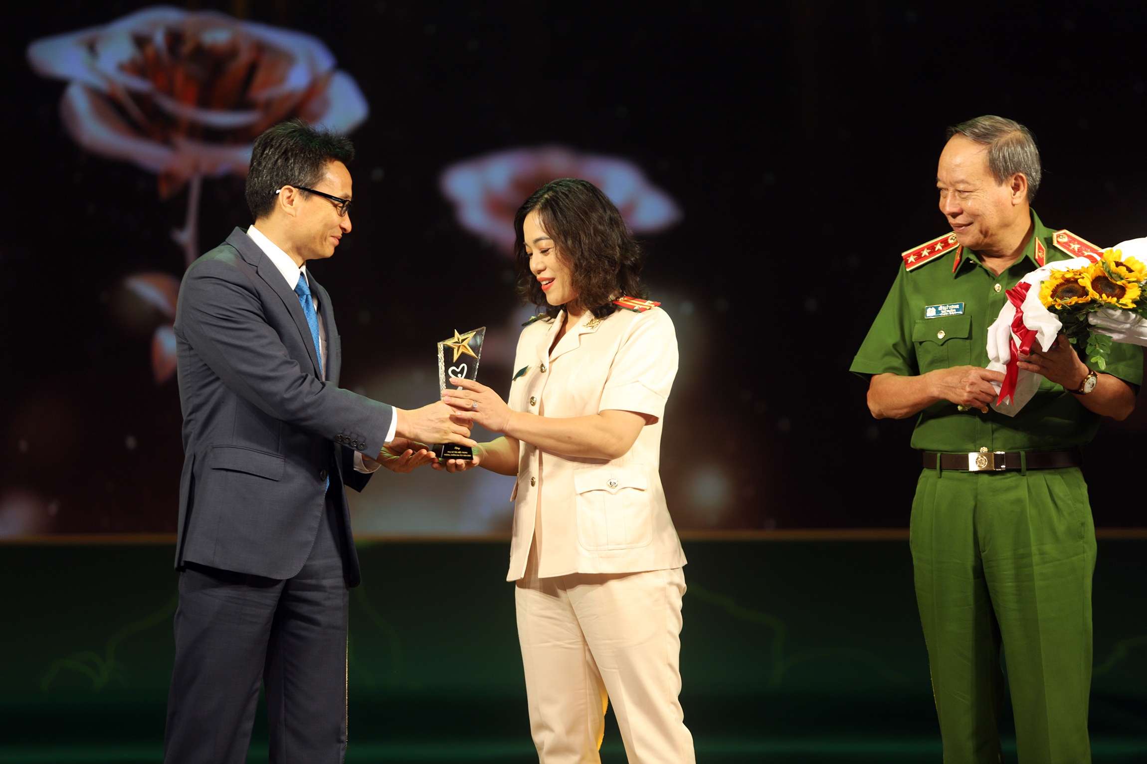 Ton vinh phu nu chong ma tuy anh 1