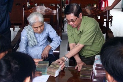 Trao tien boi thuong cho 6 nguoi bi oan trong mot gia dinh hinh anh