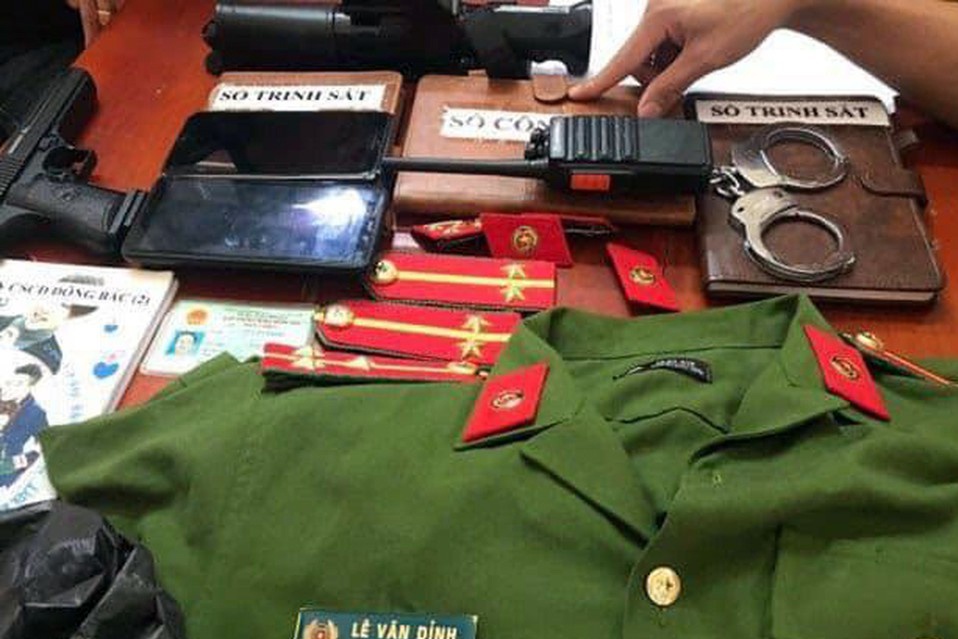 Mua, ban trang phuc cong an co the bi phat tu hinh anh