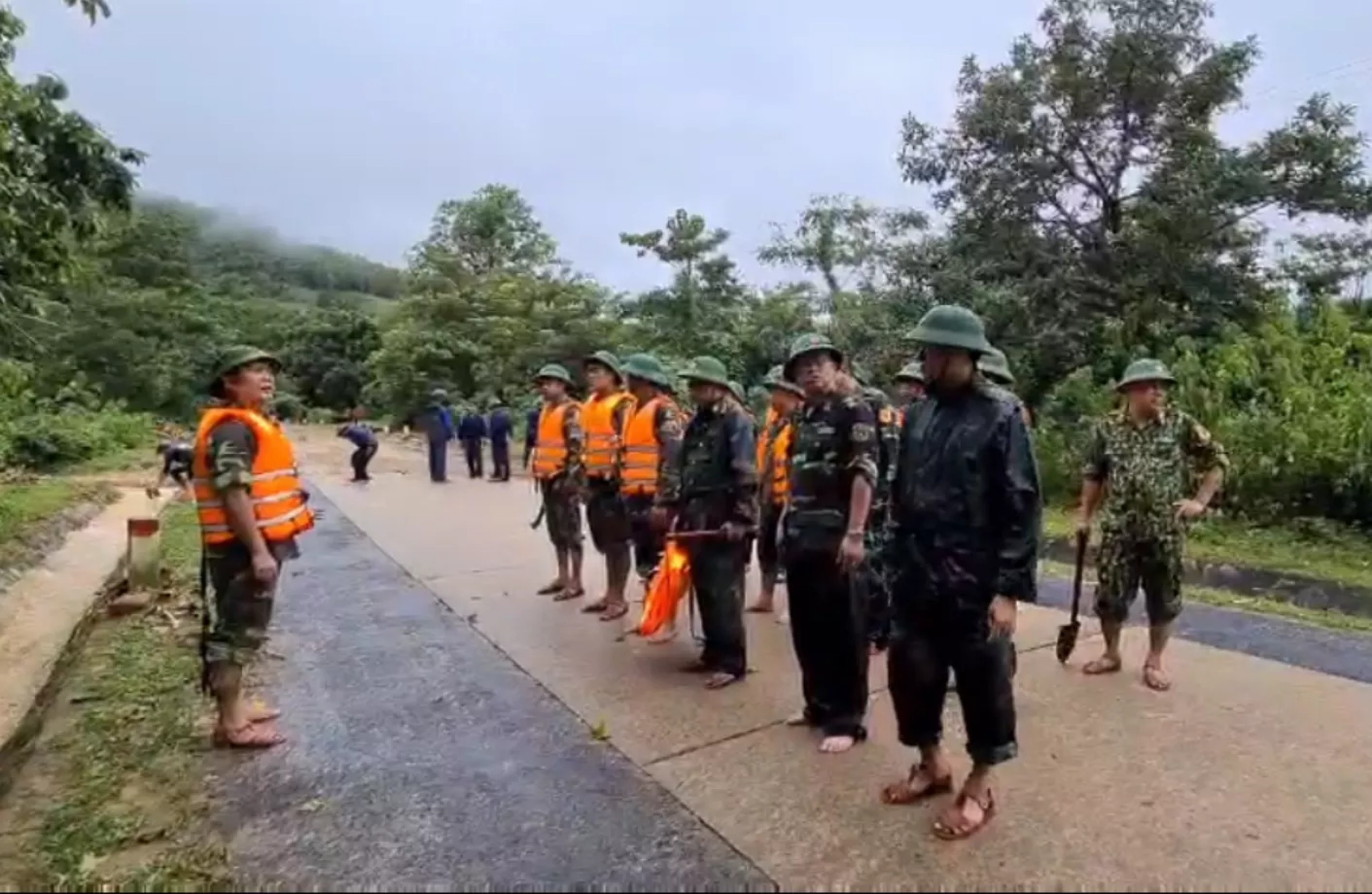 Sat lo nui o quang tri anh 8