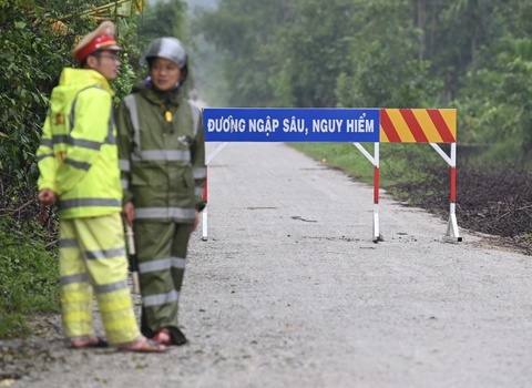 Bo Cong an khuyen cao viec di lai qua vung lu hinh anh
