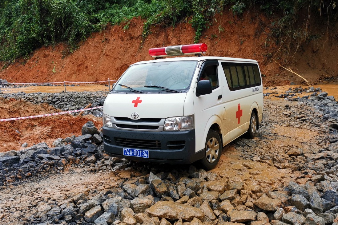 Bo truong To Lam chia buon voi gia dinh dai uy hy sinh trong lu hinh anh