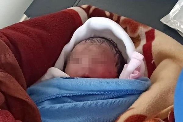 Khoi to nguoi me vut con so sinh o ruong hinh anh