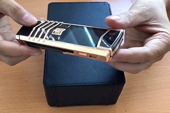 Trom dien thoai Vertu cua nguoi say ruou hinh anh