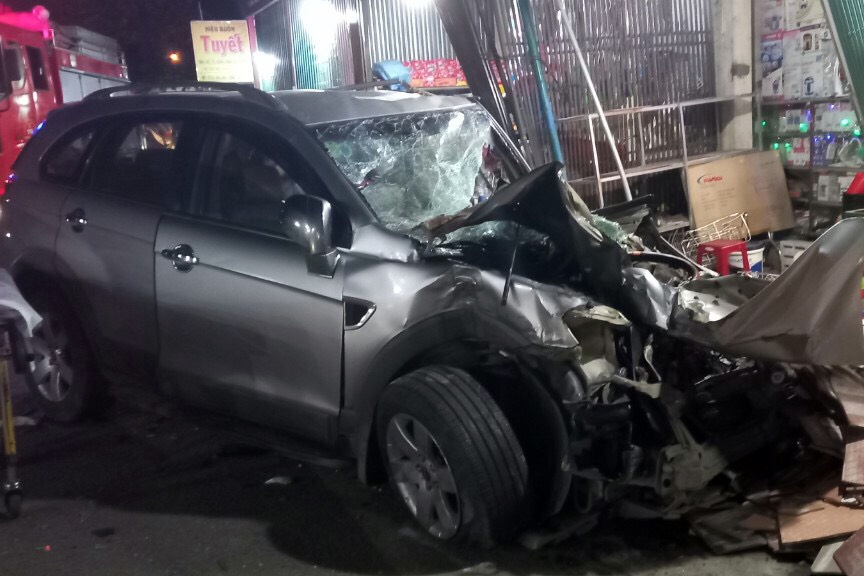 Oto lao vao nha dan, 3 nguoi thiet mang hinh anh