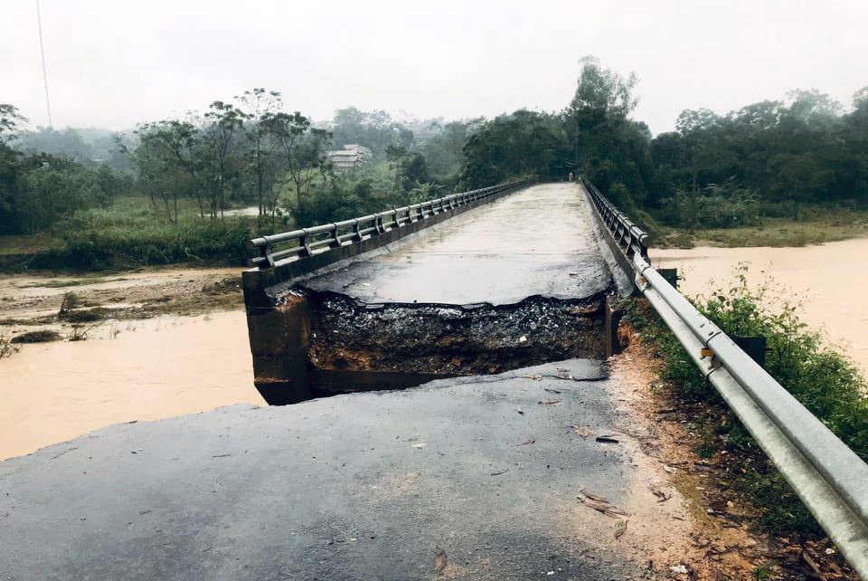 Lu cuon hang loat cay cau o Nghe An hinh anh