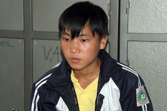 Chiec ao dinh mau to ten trom giet nu chu nha hinh anh