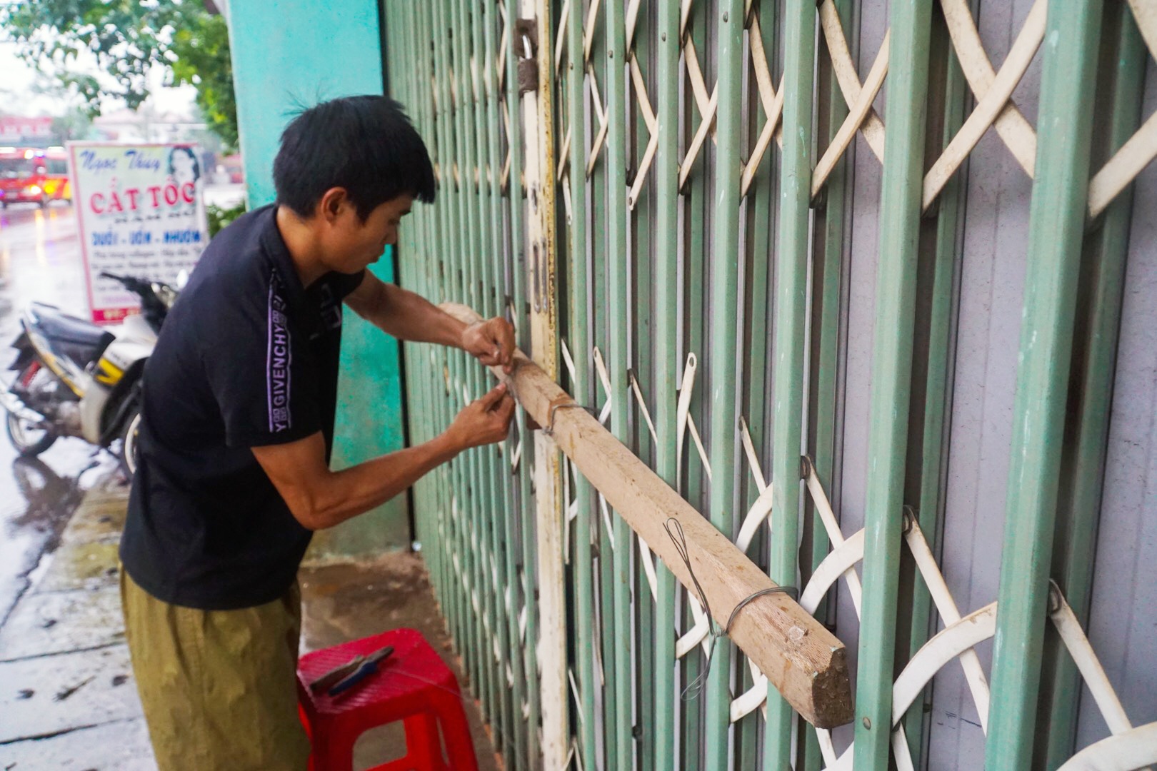 Nguoi dan chang buoc nha cua, tau thuyen truoc gio bao so 13 do bo hinh anh