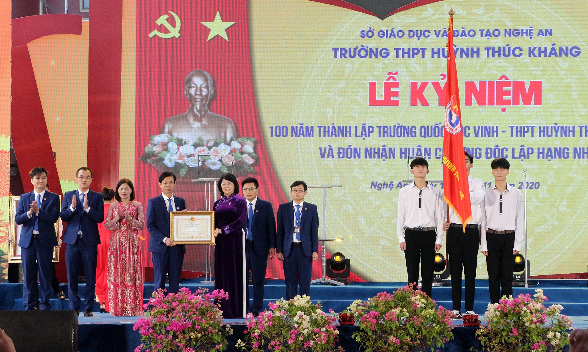 Thanh lap THPT Huynh Thuc Khang anh 1