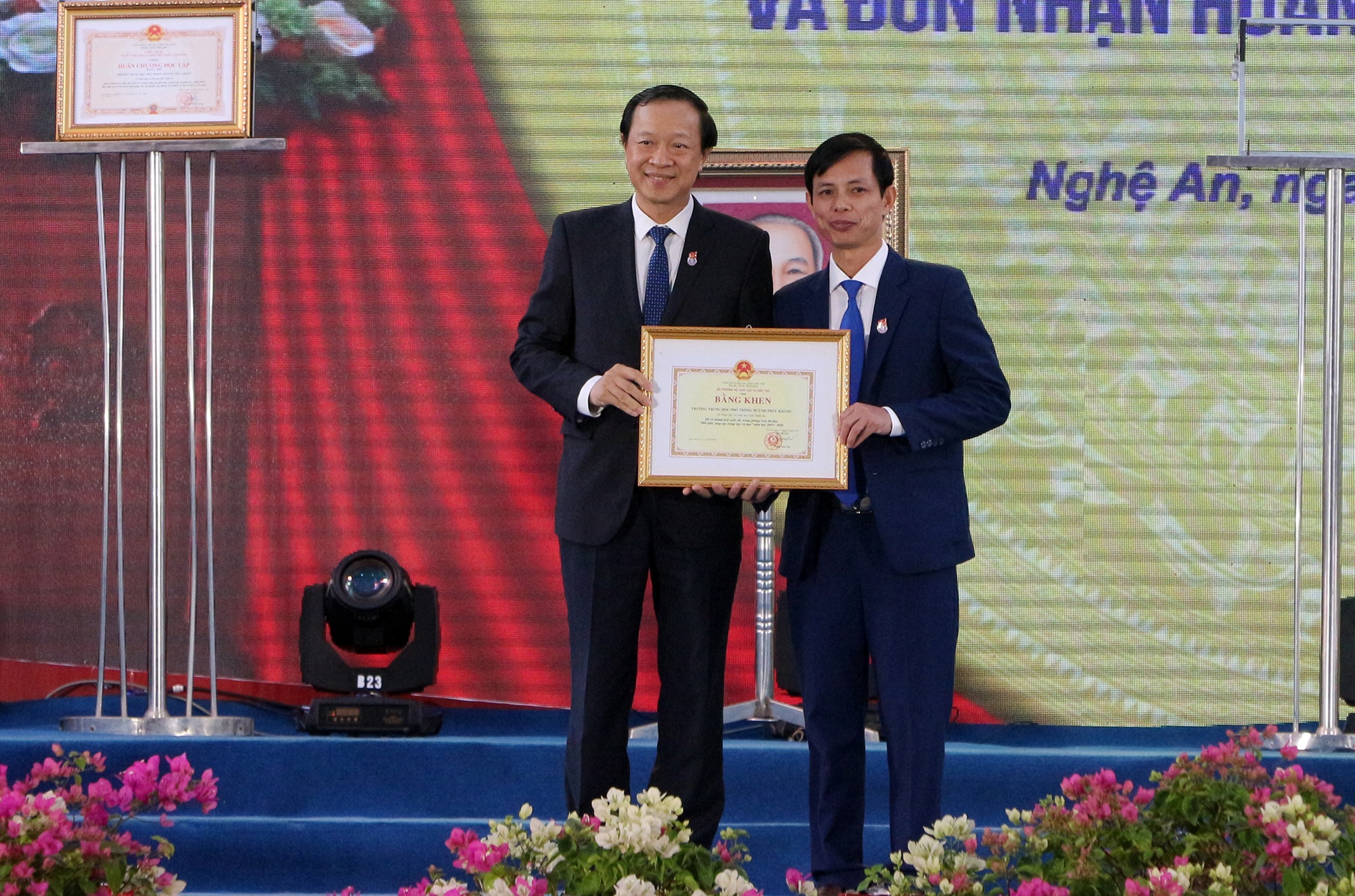 Thanh lap THPT Huynh Thuc Khang anh 2