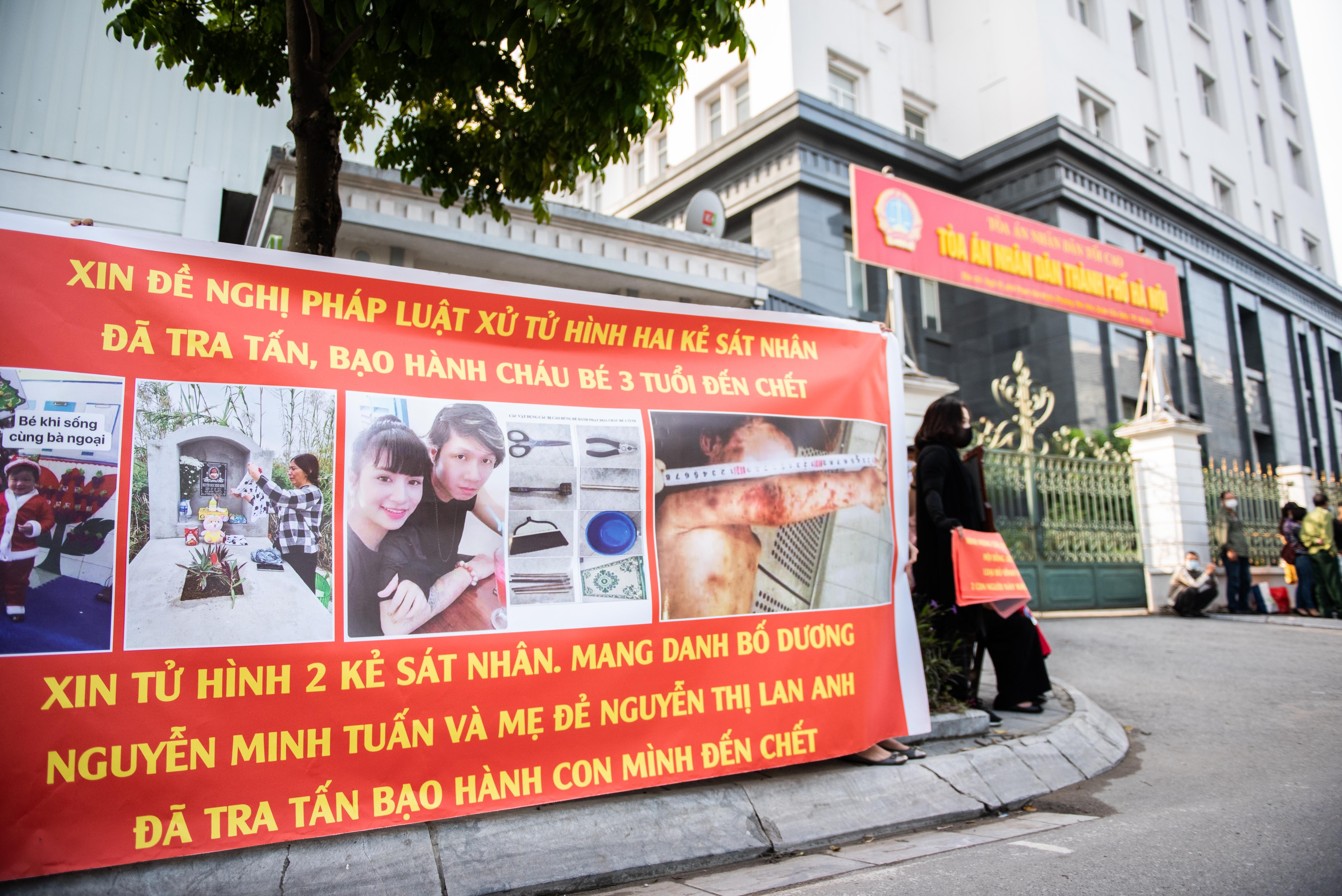 Me va cha duong bao hanh con gai anh 1