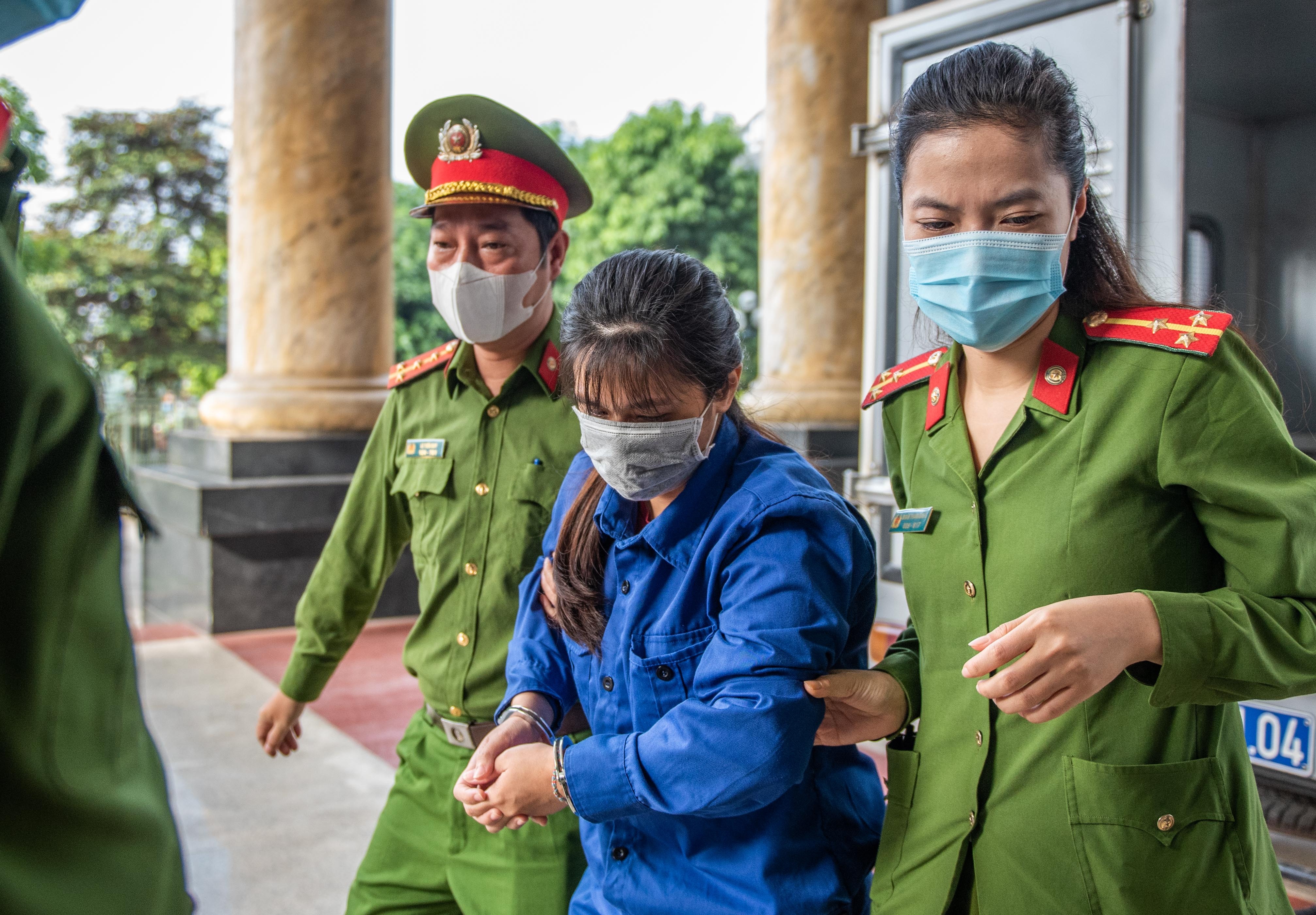 Me va cha duong bao hanh con gai anh 2